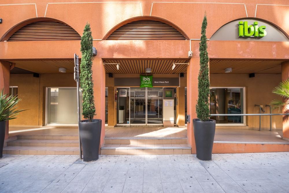 Ibis Styles Centre Port Hotel 3*